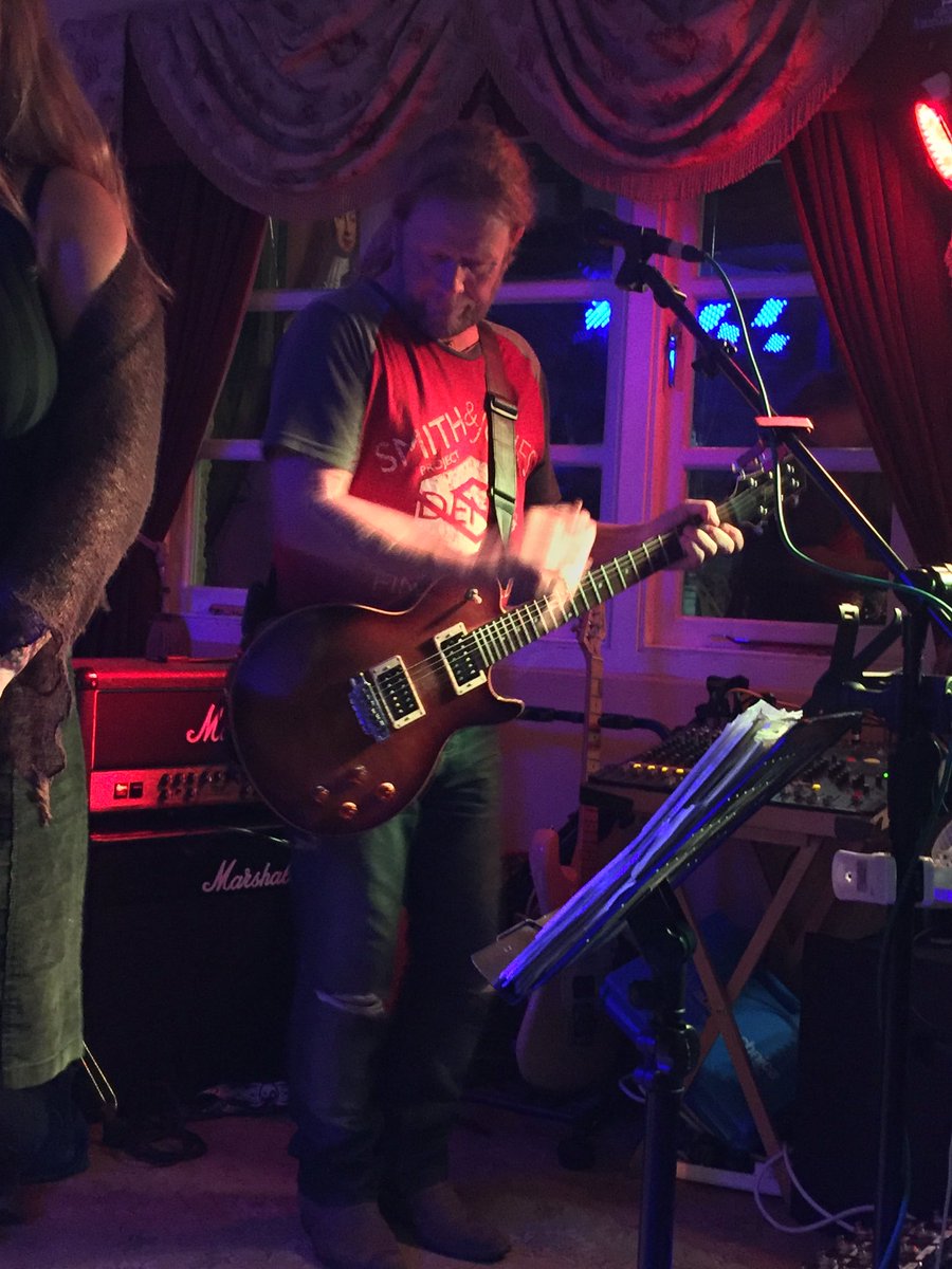 Lauren_Weasley7's tweet photo. My dad is the coolest ❤️🎸🎤 https://t.co/QaaMzGhQGh