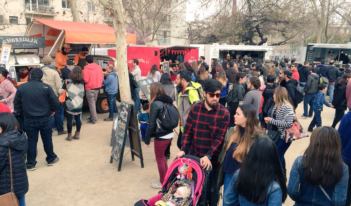 Muni_provi's tweet photo. Gran marco de público a esta hora en #EntreRuedas: La feria de foodtrucks + grande de Chile en P.Bustamante. https://t.co/x4ID4vT06I