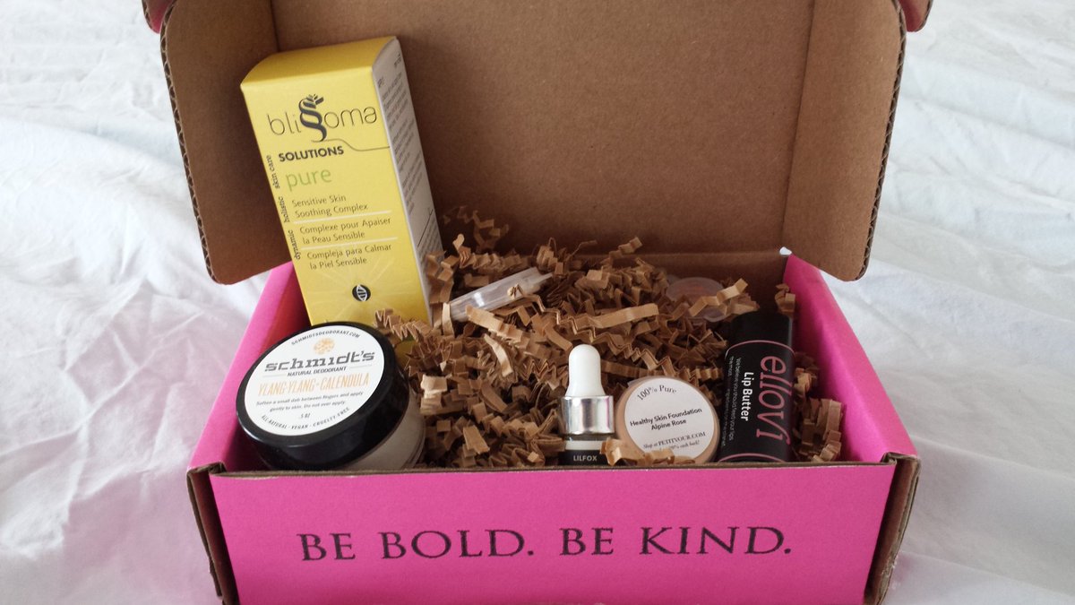 foxinthesnoww's tweet photo. Excited to try these #PetitVour goodies I just got #veganbeauty https://t.co/74uJvLIdzx