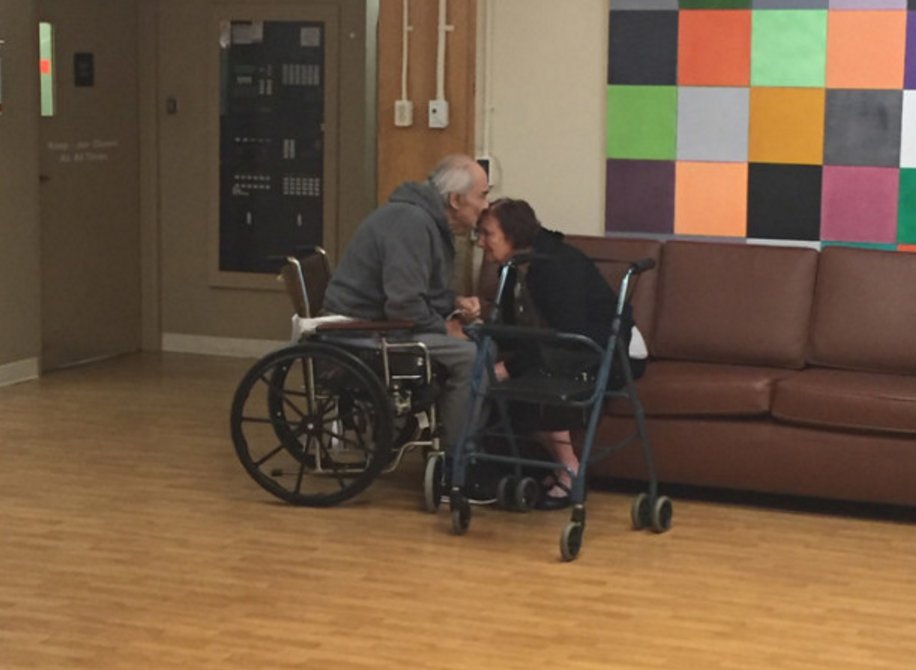 BuzzFeedNews's tweet photo. This Heartbreaking Photo Shows An Elderly Couple Who Were Forced To Live Apart https://t.co/8g925k55jk https://t.co/mlynyATUpw
