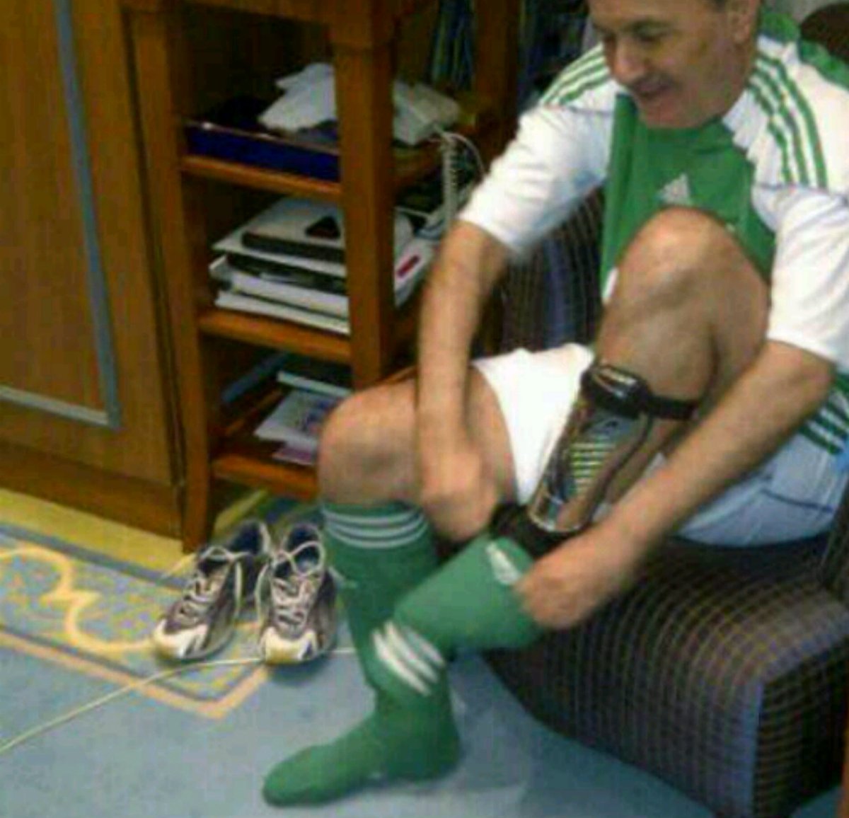 i_bukhari's tweet photo. #الاهلي 
#الملكي 

الرمز أمر : الطقم التفاحي خط أحمر
اربطوا الاحزمة .. طقم الجلد مستمر https://t.co/2GCNjMIOac
