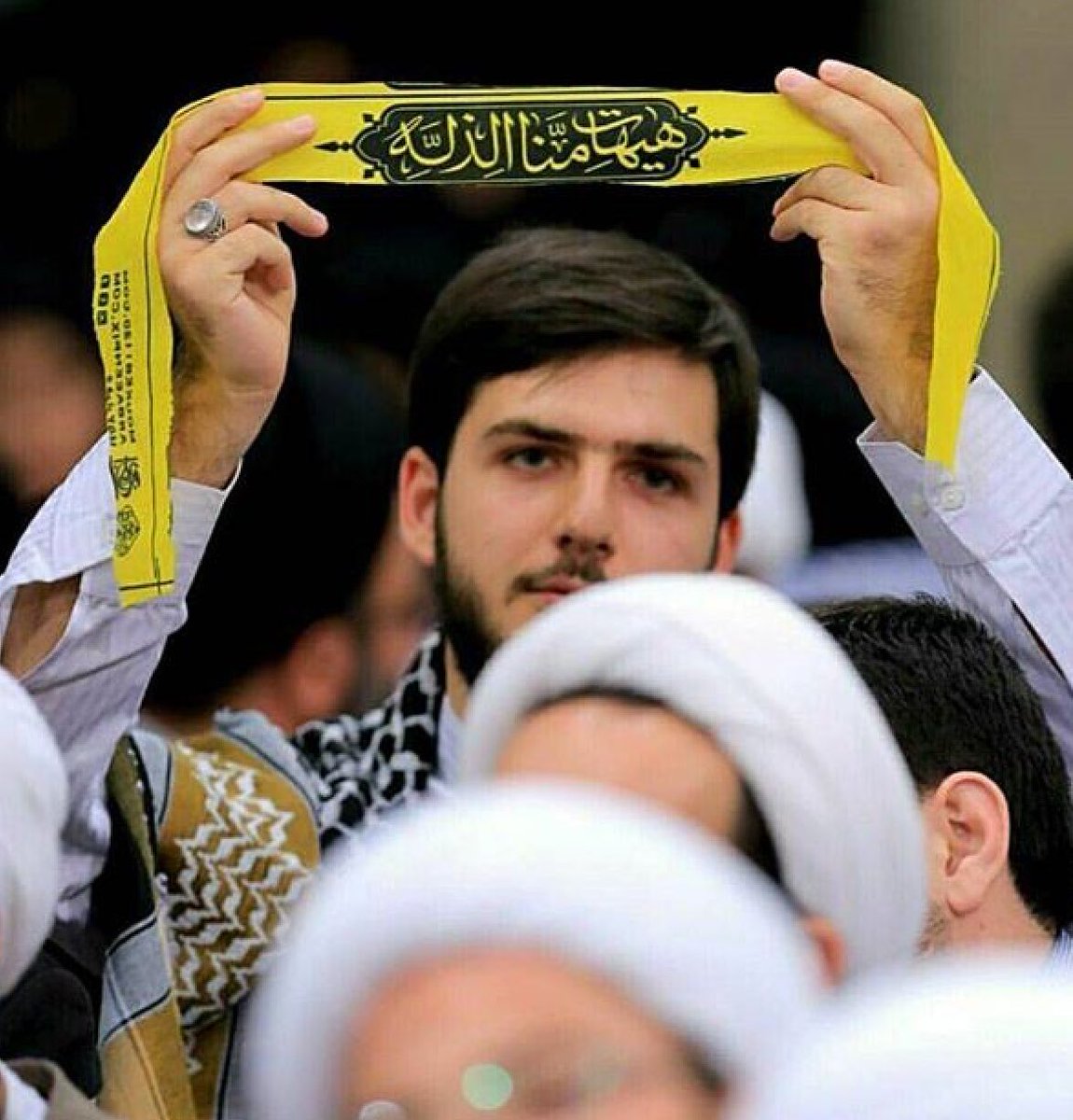 أنا متعجب ممن يشق الجبل حتى يصل إلى معدن الجواهر، ولا يشقّ نفسه حتّى يصلَ إلى مخزن الحقائق! 
#آية_الله_حسن_زاده_آملي