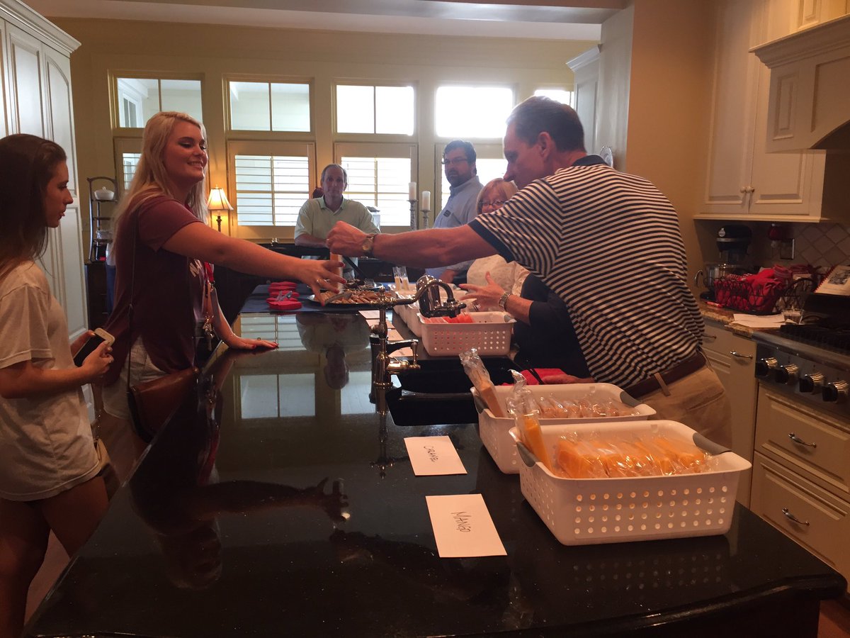SamfordSA's tweet photo. Connections is poppin' right now at the President's home! Thanks @SteelCityPops! #PopswiththePrez #Connections2016 https://t.co/eU4H6GMRWN