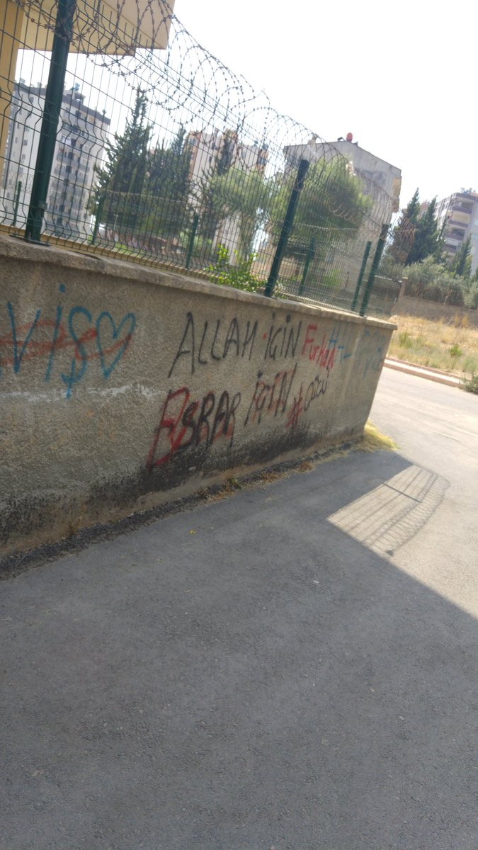 Adanada sıradan bi duvar yazısı 😄
Allah için
Esrar için 😄😅