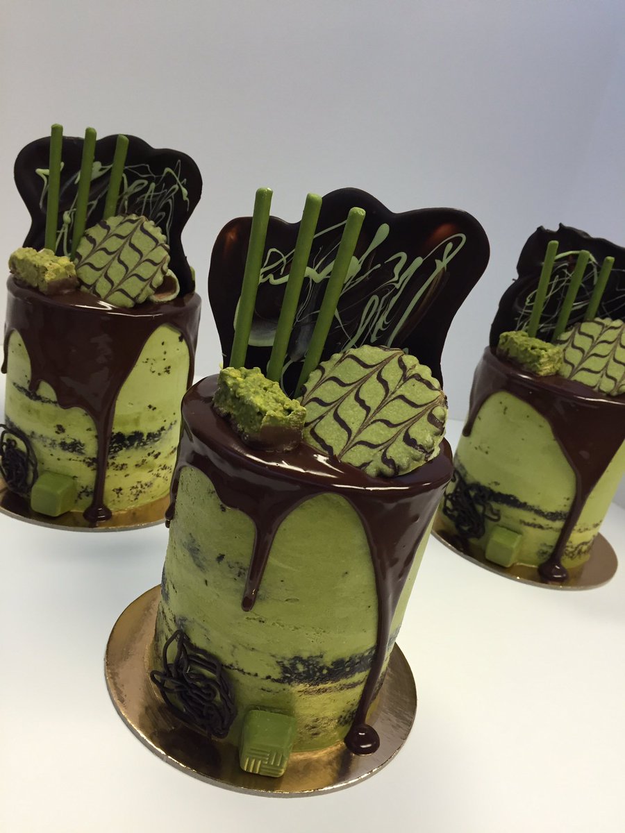 cakeCOUTURE's tweet photo. Your friends will be green with envy, when they see you with this Chocolate Matcha Cake. https://t.co/aDwIWQl2e7
