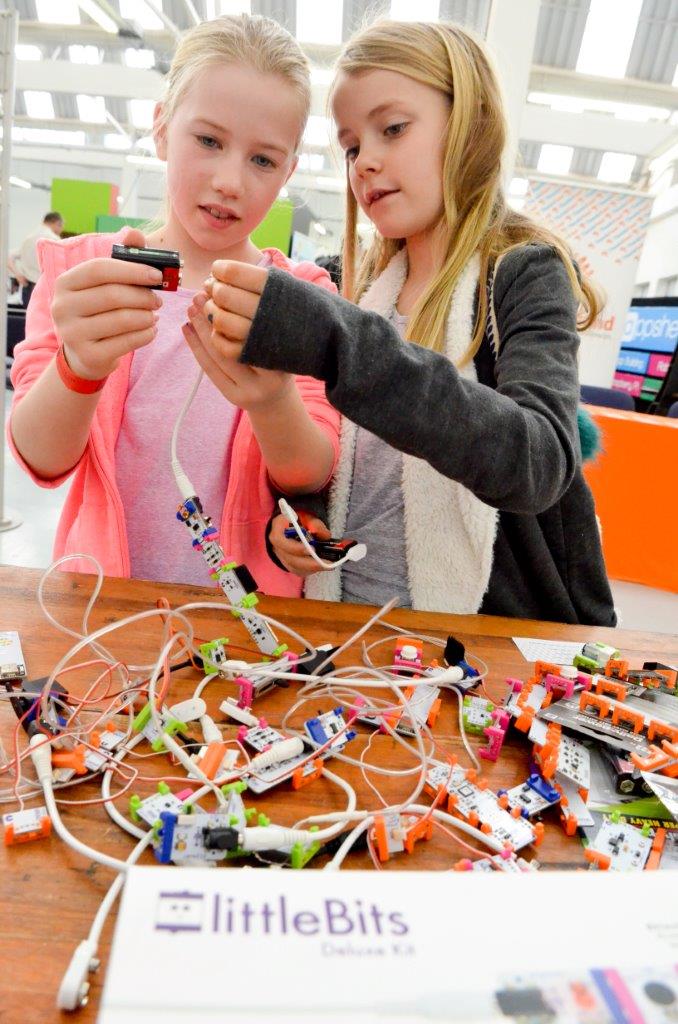 LivingMaths's tweet image. #makerbooth! #CTMMF16 #MakerFaire @makerfairect  The greatest Show and Tell (and playzone) in the world!