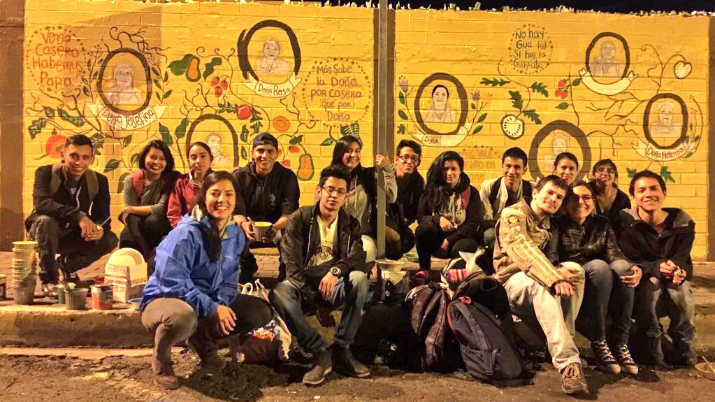 danychaconarias's tweet photo. Pequeñas acciones que mejoran la ciudad. Estudiantes pintan mural en Mercado Santa Clara. #LIUTs #UrbanismoTáctico https://t.co/OmpWaw4zVo