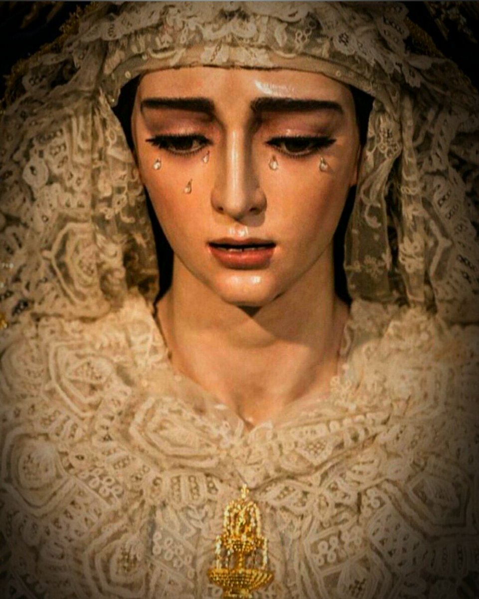 Y María bajó del cielo al Barrio León para recibir las peticiones de sus fieles. Buenas noches a todos