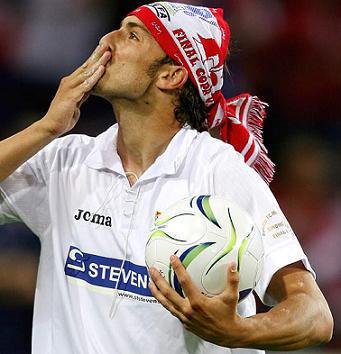 elsevillistacom's tweet photo. 9 años que te fuiste pero aquí nadie te olvida. Nadie muere mientras sea recordado #ETERNO16 🔴⚪ https://t.co/u7oL46uRYp