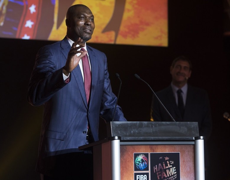 🇺🇸🇳🇬 Hakeem 'The Dream' Olajuwon was inducted into the FIBA Hall of Fame 🎉 #FIBAHoF