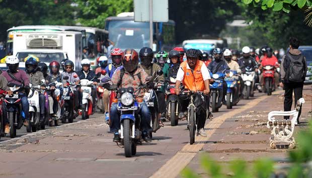 RT <a href="/RadioElshinta/">Radio Elshinta</a>: Trotoar adalah hak pejalan kaki, Hormatilah dengan tidak mengendarai sepeda motor di trotoar.