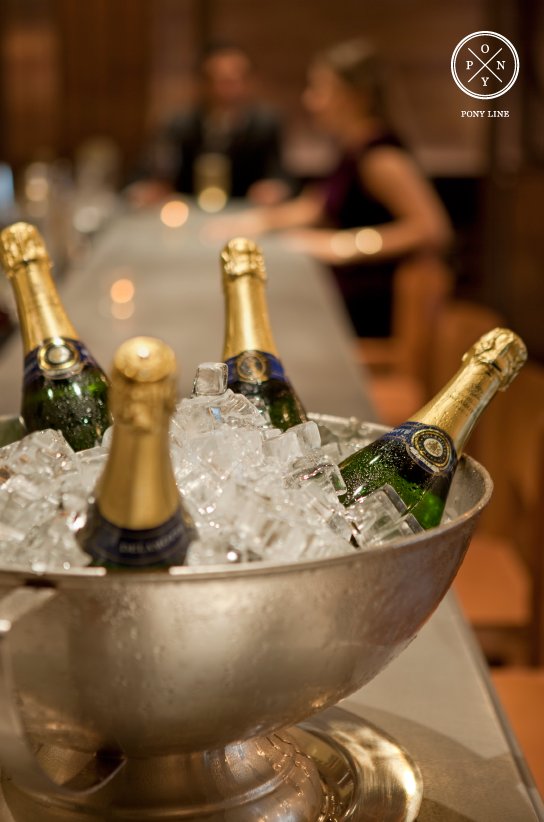 Encontremos siempre excusas para brindar con amigos ¡Salud! Pony Line Bar  4321-1200