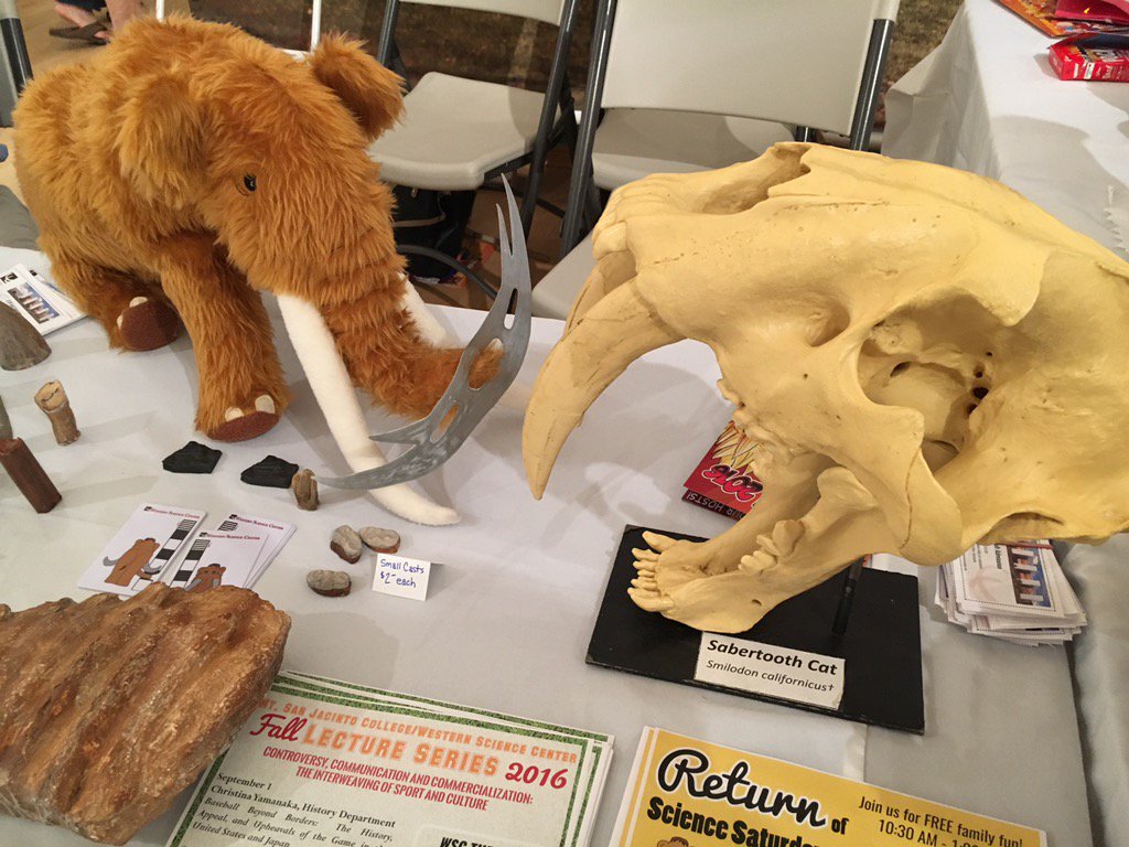 MaxMastodon's tweet photo. Even giant saber tooth cats can't take on a mastodon with a bat'leth! @WesternCenter booth #nerdcon2016 @NerdConLive https://t.co/RtStZvtDNb