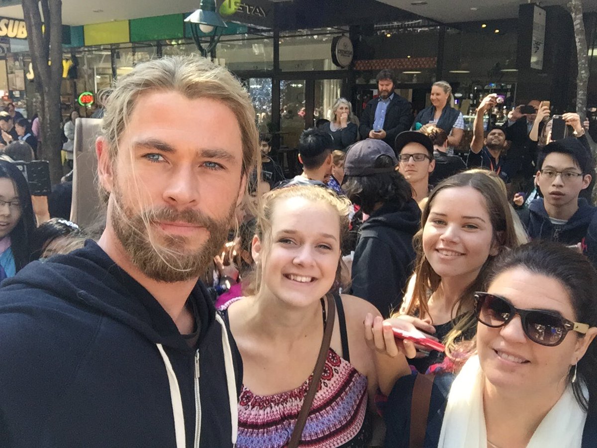 breathingmusicx's tweet photo. I got a selfie with @chrishemsworth today #nobiggie #imactuallyfreakingout πππ https://t.co/dBokoz2nYn