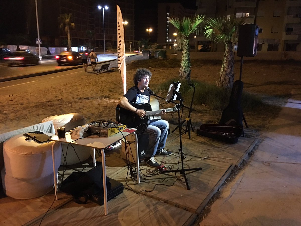 FDBLAMANGA's tweet image. Hoy, un poco de todo en FDB. Gastronomía, fútbol y música en directo. Y así pasan los días. Y ya son 27 de agosto.