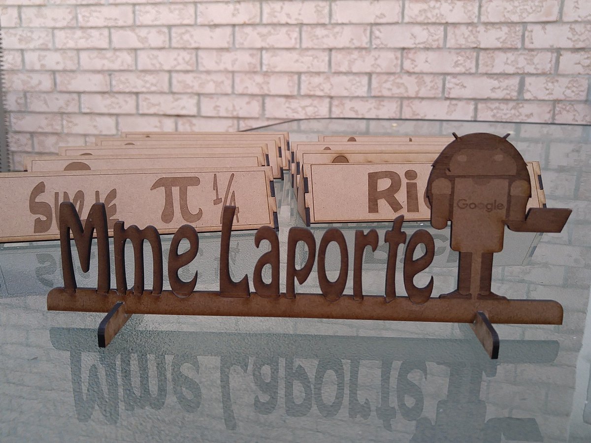 LapChristine's tweet image. Satisfaite de mon projet de fds! #Inkscape #LaserCutter #Androidify. Prête pour la #RentreeCECCE