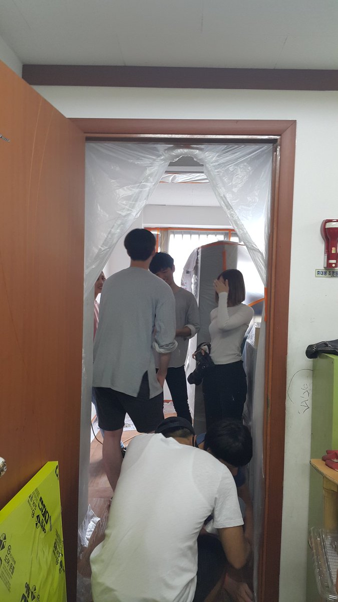 tmcty's tweet photo. #성남시 
재활용비닐 전용봉투 폴리를 성남시민들이 많이 사용하여 기업체 후원금과 자원봉사 시민들이 함께 지역아동센터를 리모델링하고 있습니다. https://t.co/w2a0QMKgFa