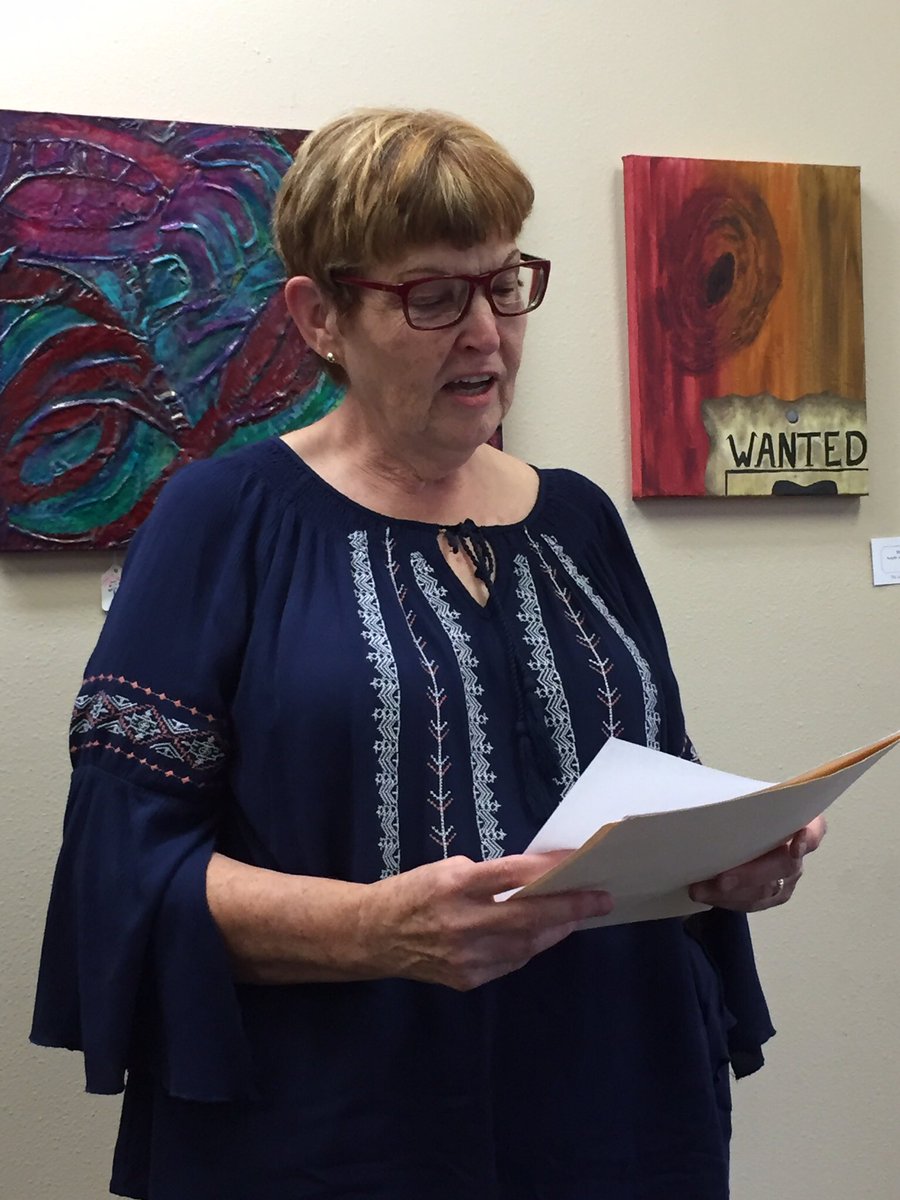 NealLemery's tweet image. @KarenKeltz at poetry slam #tillamook #artaccelerated pop up art show