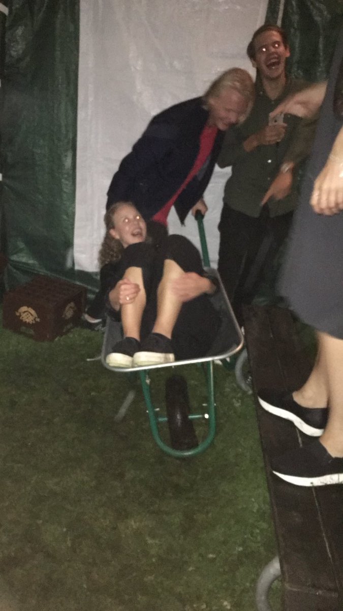 AnnaFrilander's tweet image. Brorsan älskar skottkärreåkning