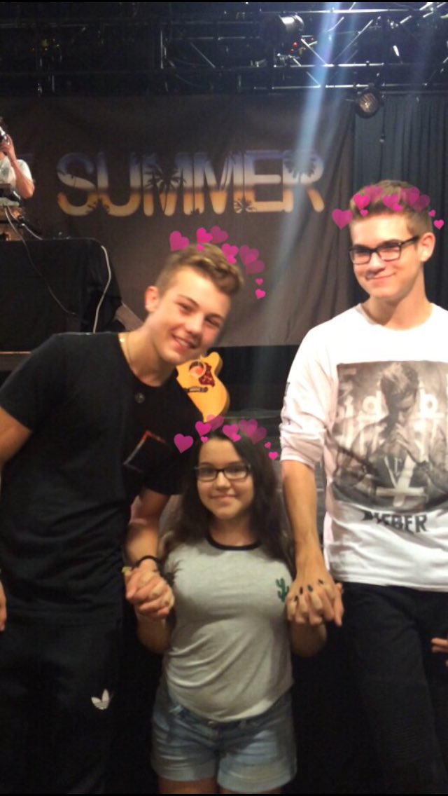 MightBeBre's tweet photo. 1 month since I met all of these wonderful people :/ https://t.co/1pzlya2brc