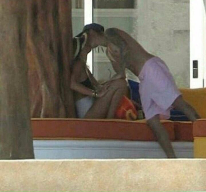 benzofreaks's tweet image. A vontade de rir é grande mais a de chorar é maior #JustinBieberNaZLFM