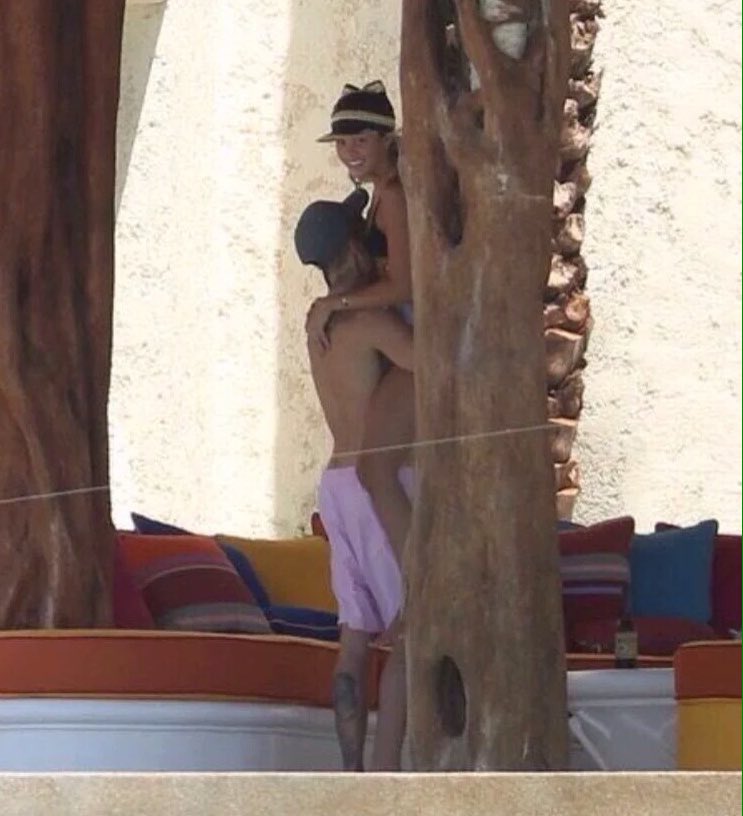 benzofreaks's tweet image. A vontade de rir é grande mais a de chorar é maior #JustinBieberNaZLFM