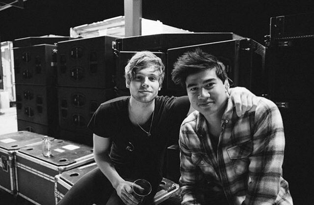 look how long calums hair is.... BOY BRING BACK THE CURLS IVE BEEN WAITING SINCE 1853