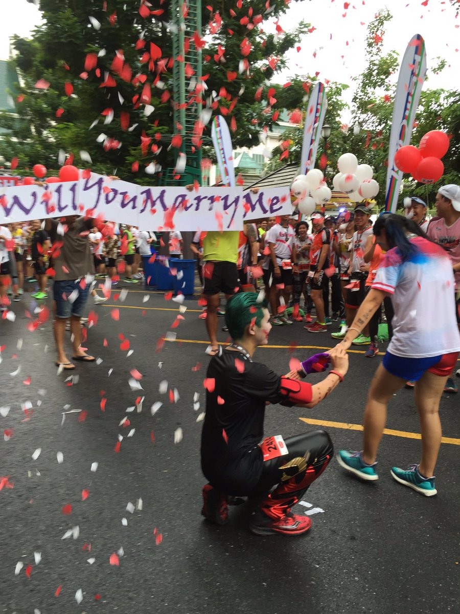 rainzii's tweet photo. #HumanRun2016 มีคนขอแต่งงานกัน https://t.co/90Vj1gIrpf