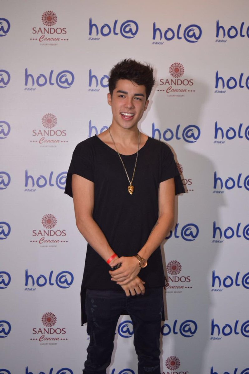 JackandQueen_'s tweet photo. Miren a mi papi donde anda 😱❤️ se ve muy guapo!! #MarioBauEnHolaTelcel https://t.co/W62DZWuYDs