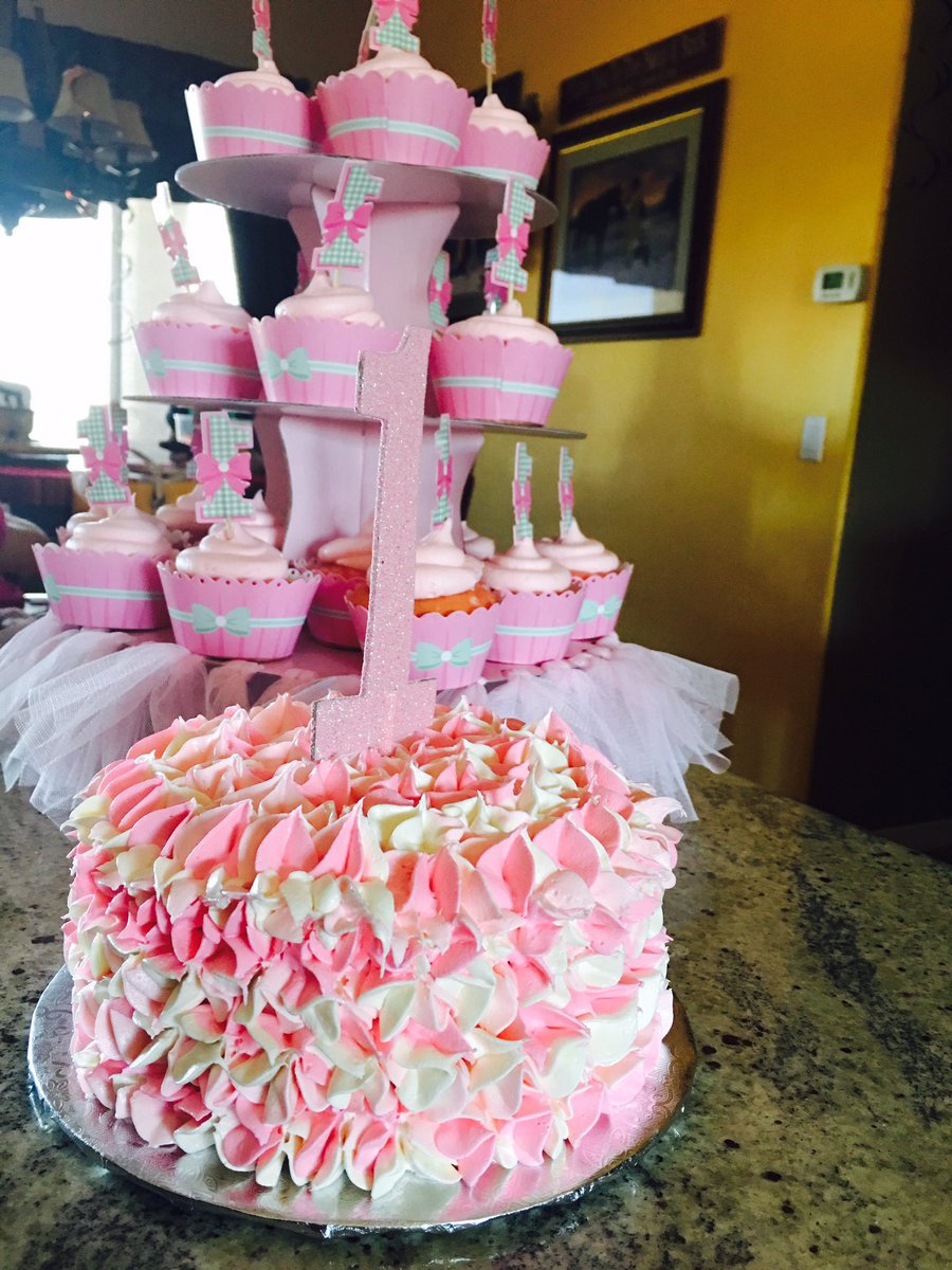 SarahSplit's tweet photo. Pretty in pink! #startipicing #1stbirthday #cupcakeorder #pinkvelvet #embriesweets https://t.co/FgN53t6sqb