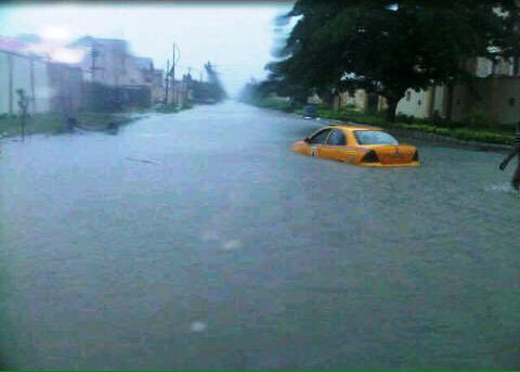 binat_Bbee's tweet photo. It's like this rain is venting its anger on someone. LEKKI, ARE YOU READY..? Nigeria good morning. https://t.co/gRCVw51Vm5