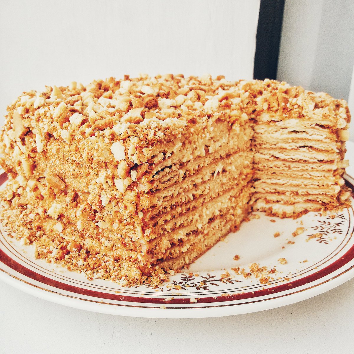 Большой торт наполеон. Торты кухня наизнанку дзен. Кухня наизнанку рецепты наполеон торт. Наполеон с маскарпоне. Четвертинки медовик наполеон.