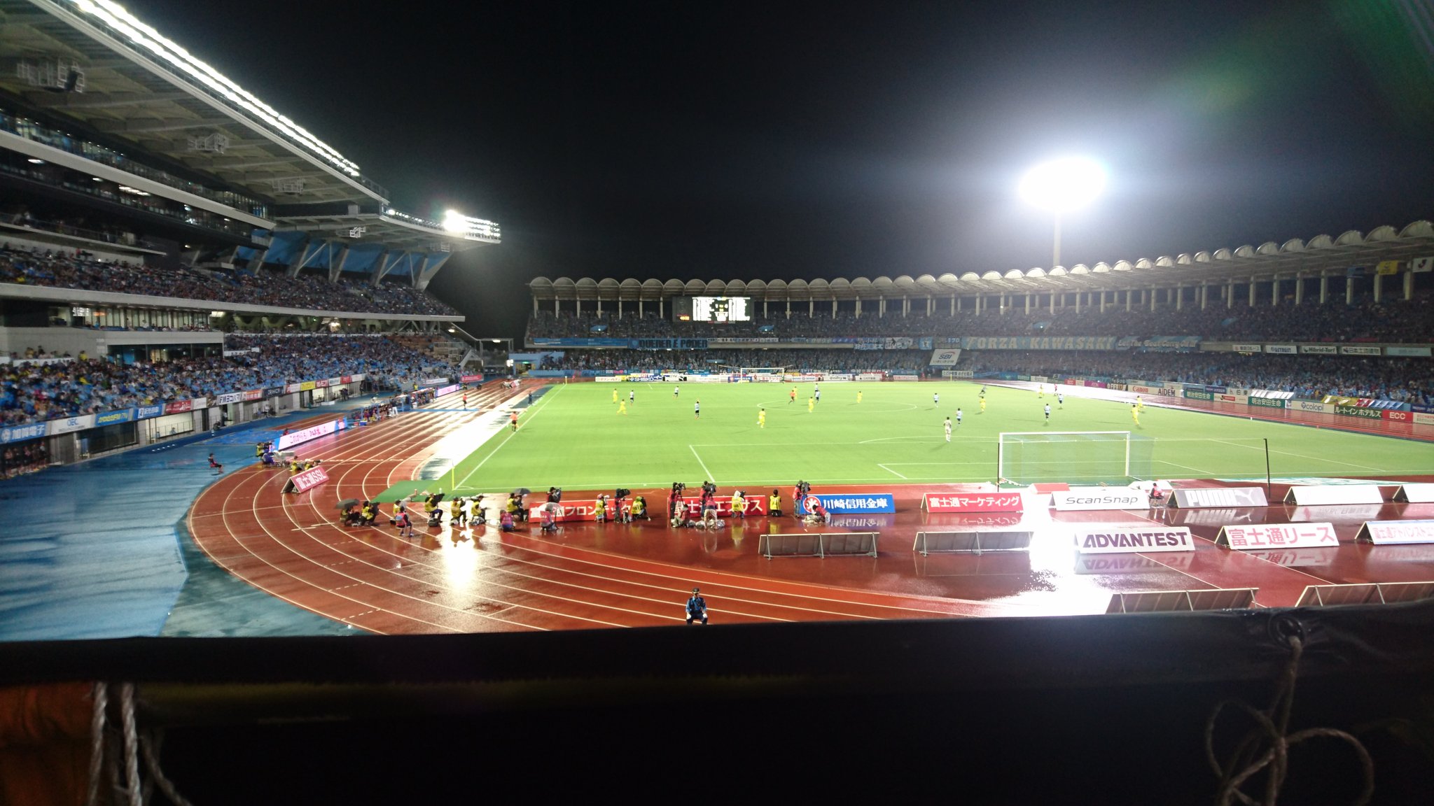 カラーゲ 雨の中 等々力陸上競技場にて柏レイソルvs 川崎フロンターレ戦を観戦 試合は5 2で柏の完勝 川崎の応援が聞こえないぐらい盛り上がりました スタジアムが広くて屋根があるのは良いけど 多くゴールが反対側で遠くてよく見えなかった