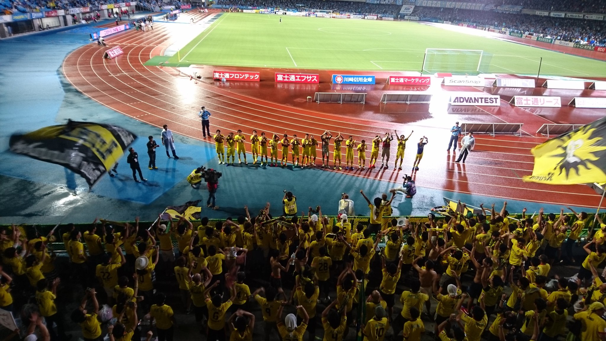 カラーゲ على تويتر 雨の中 等々力陸上競技場にて柏レイソルvs 川崎フロンターレ戦を観戦 試合は5 2で柏の完勝 川崎の応援が聞こえないぐらい盛り上がりました スタジアムが広くて屋根があるのは良いけど 多くゴールが反対側