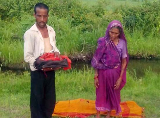 SakshiNews's tweet photo. #WifeDied #Bus #ForcedToExit
మానవత్వానికి మరో మచ్చ
https://t.co/zcH88lTTA5 https://t.co/gTKrYFPmVJ
