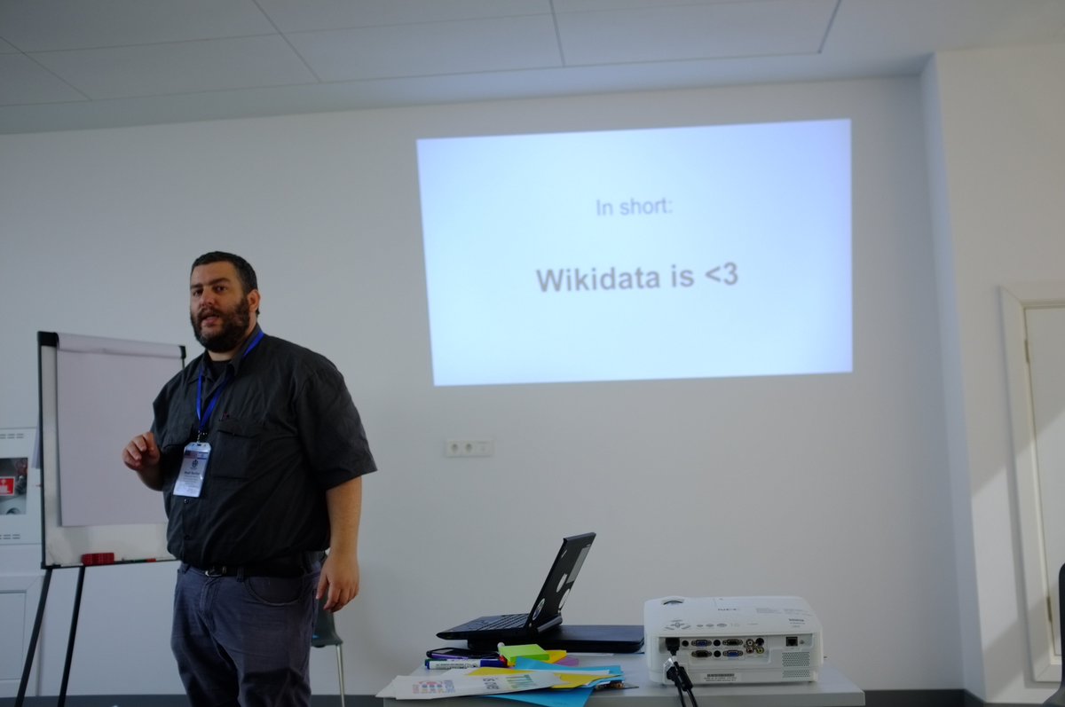BlazeGraph's tweet image. RT @vgratian: Asaf: @wikidata solves 2 key problems of dated information and flexible data query on @Wikipedia
