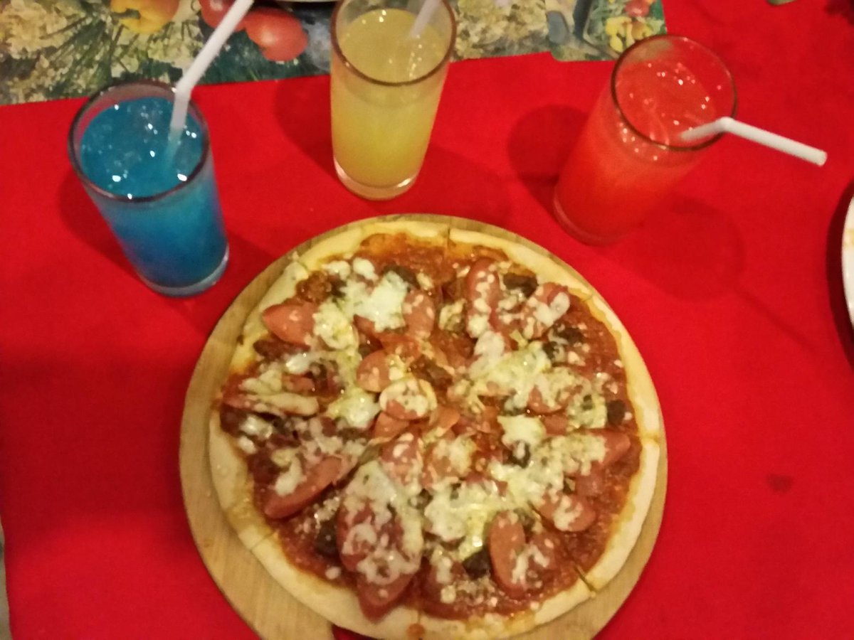 SDanielryan's tweet photo. La Carne pizza #yum https://t.co/YwjjkFm3qZ