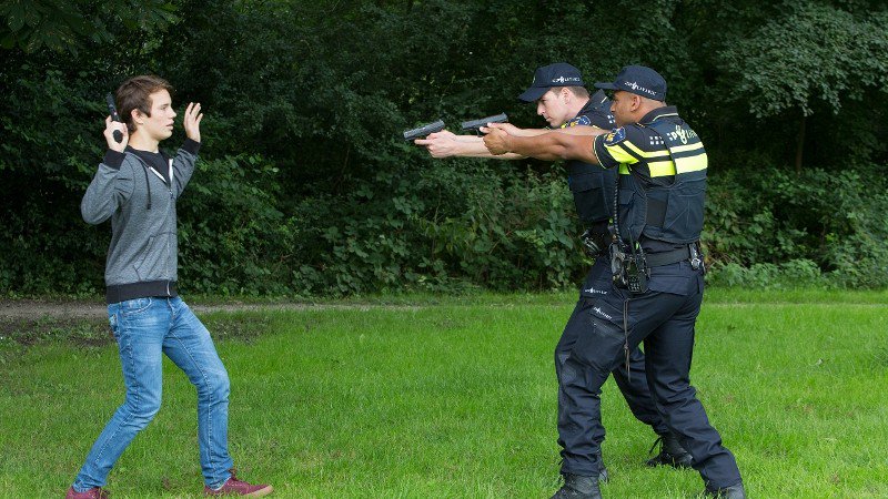 Politie's tweet photo. Agenten kunnen op afstand niet zien of een wapen echt is https://t.co/JEiKtSTlGF #nepvuurwapens #levensgevaarlijk https://t.co/Sb8fr3v1Kb