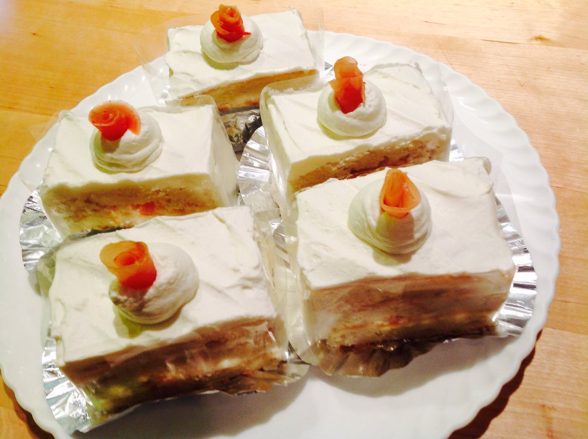 クレヨンハウス 東京店レストランです ケーキおばさんより美味しいお知らせです 中山さんの新物ケーキ 新生姜のケーキ です 新生姜のピリッとした味のケーキです