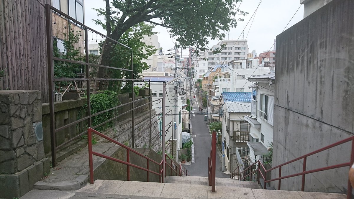 たろちん 君の名は ポスター クライマックスシーンの聖地 四ツ谷 須賀神社前階段 すでに沢山の人が写真を撮りに来ていました たろちん 君の名は ポスター クライマックスシーンの聖地 四ツ谷 須賀神社前階段 すでに沢山の人が写真を撮りに来ていました