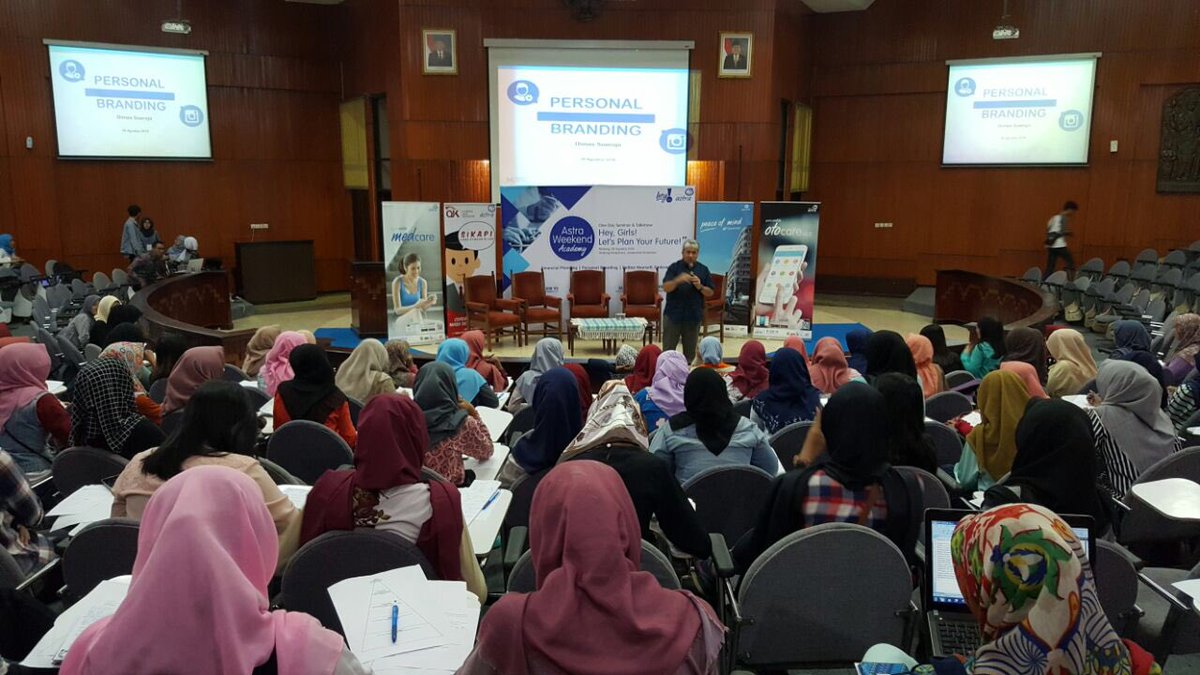GardaOto's tweet photo. Selanjutnya, pembicara kedua yaitu Dimas Soerojo yang membawakan topik Personal Branding. #60BringPeaceOfMind https://t.co/wEeHno7s8n
