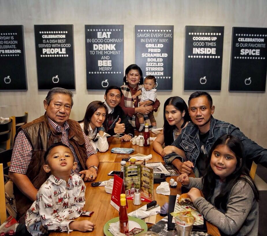 SBYudhoyono's tweet photo. Momen yang sangat menyenangkan berkumpul bersama keluarga, 27 Agustus 2016. https://t.co/kU6xlEBGj2