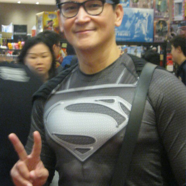 JakToysFair's tweet photo. Lho Clark, kok lupa copot kacamata?? Eh ga taunya Marcellino jadi Superman versi black suit! #BOTT16 https://t.co/u1wOuvi0S9