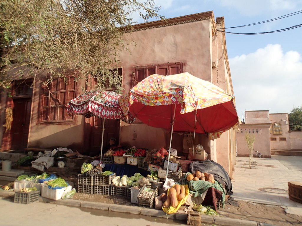 PetiteonBoard's tweet photo. Another #backpackers travelling from Europe to Asia #kashgar #travelchina #ttot #crosscontinent https://t.co/zGIUiSMv7b