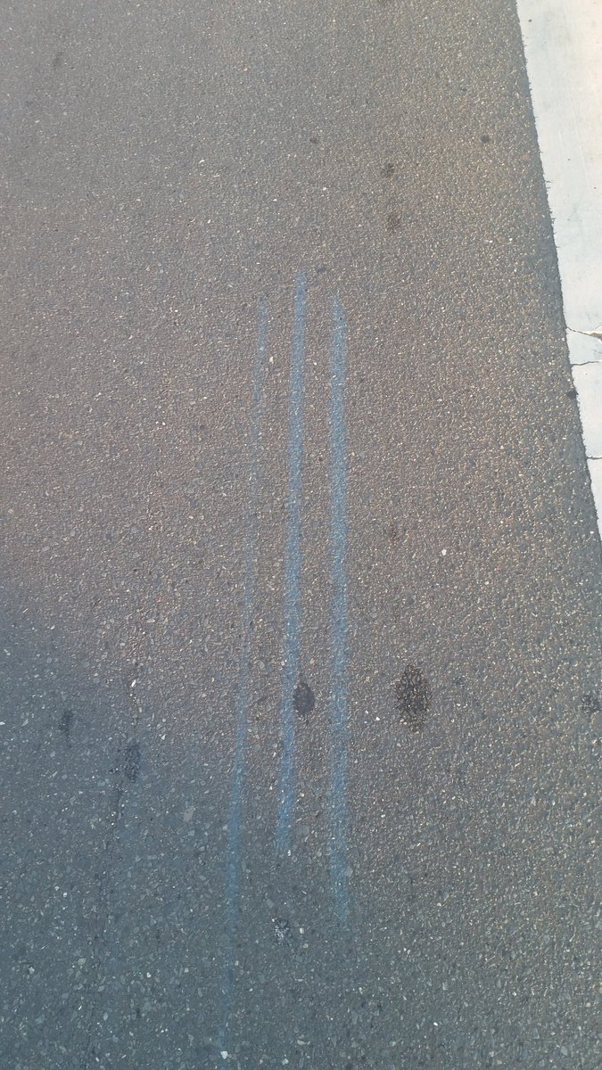 Still visible: last year's blue line. #berlinmarathon