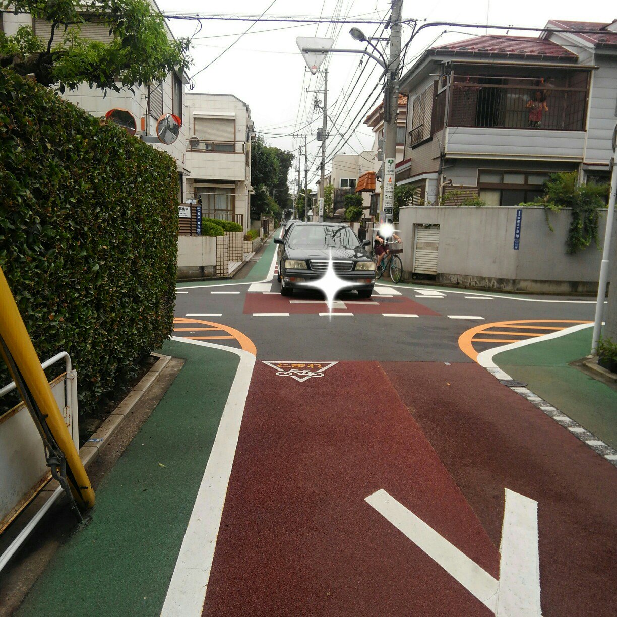 Kosuke Miyata マトモな自転車とまれマーク の使用方 クルマは一方通行の住宅街の生活道路 そこを自転車で反対向きに走る人に対し 優先道路との交差点で一時停止が必要であることを示している そして停止義務の無い優先側には自転車 とまれ