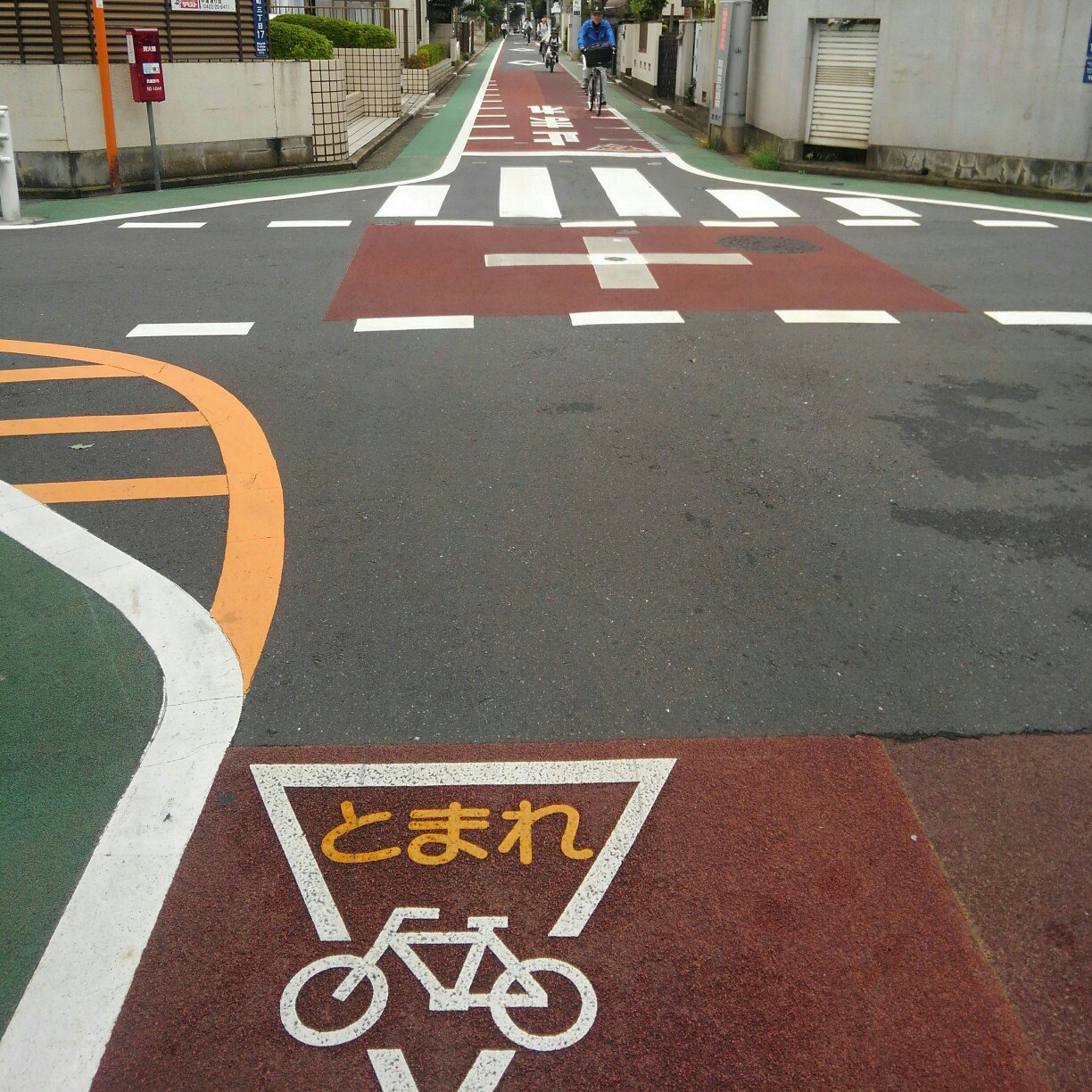 Kosuke Miyata マトモな自転車とまれマーク の使用方 クルマは一方通行の住宅街の生活道路 そこを自転車で反対向きに走る人に対し 優先道路との交差点で一時停止が必要であることを示している そして停止義務の無い優先側には自転車 とまれ