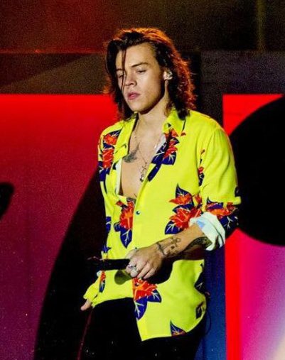 Radio1Direction's tweet image. This is a Harry Styles and his quirky shirts appreciation tweet 😍