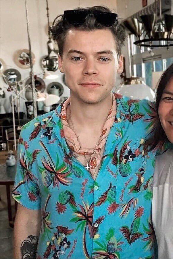 Radio1Direction's tweet image. This is a Harry Styles and his quirky shirts appreciation tweet 😍