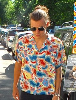 Radio1Direction's tweet image. This is a Harry Styles and his quirky shirts appreciation tweet 😍
